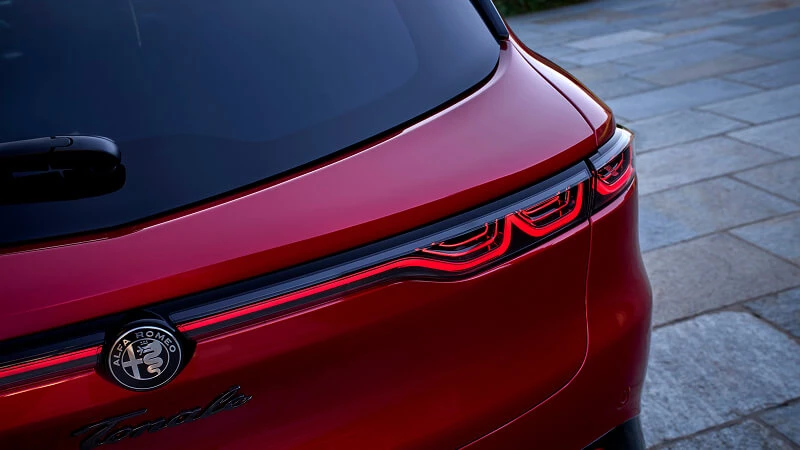 Detail priebežného LED zadného svetla Alfa Romeo Tonale s logom značky a nápisom Tonale