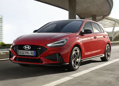 Červený Hyundai i30 N Line hatchback v jazde na mestskej ceste