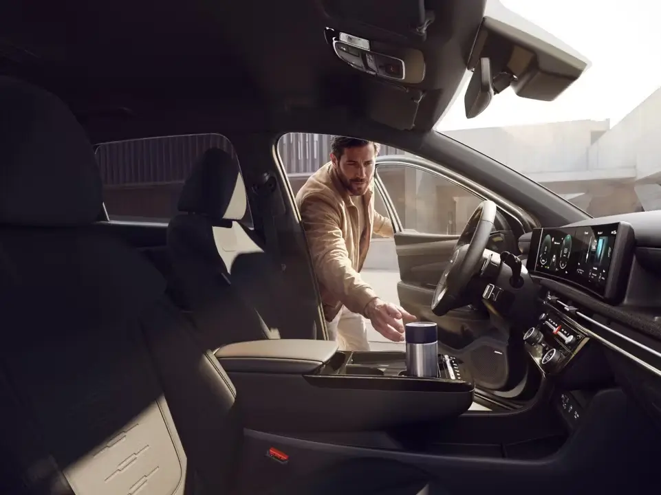 Muž nastupujúci do moderného interiéru Hyundai Tucson s digitálnym kokpitom v ponuke BEGAM Trnava