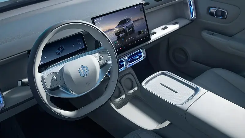 Interiér Leapmotor B10 so svetlou farbou, digitálnym kokpitom a veľkým dotykovým displejom – moderné technológie elektrického SUV