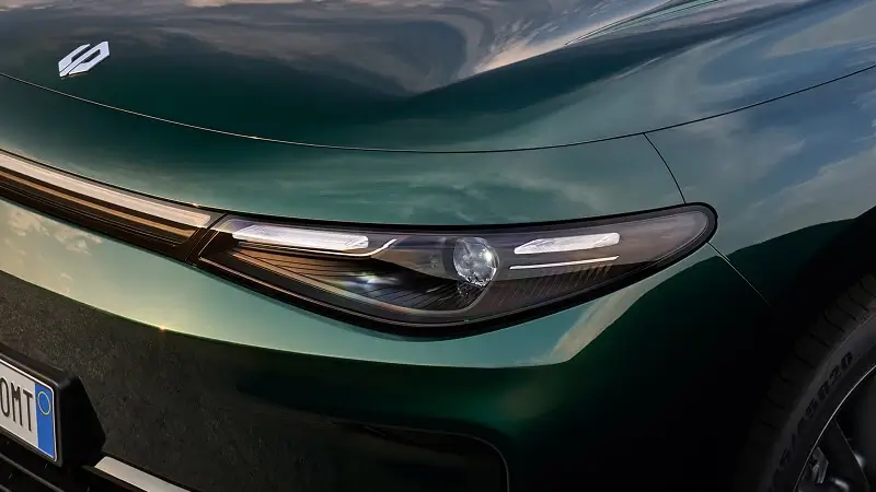 Detail predných LED svetiel Leapmotor C10 v zelenej karosérii – moderný krištáľový dizajn svetlometov