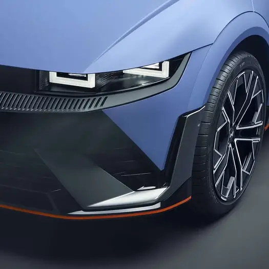 Detail prednej časti s pixelovými LED svetlami modrého elektromobilu Hyundai Ioniq 5 v ponuke BEGAM Trnava