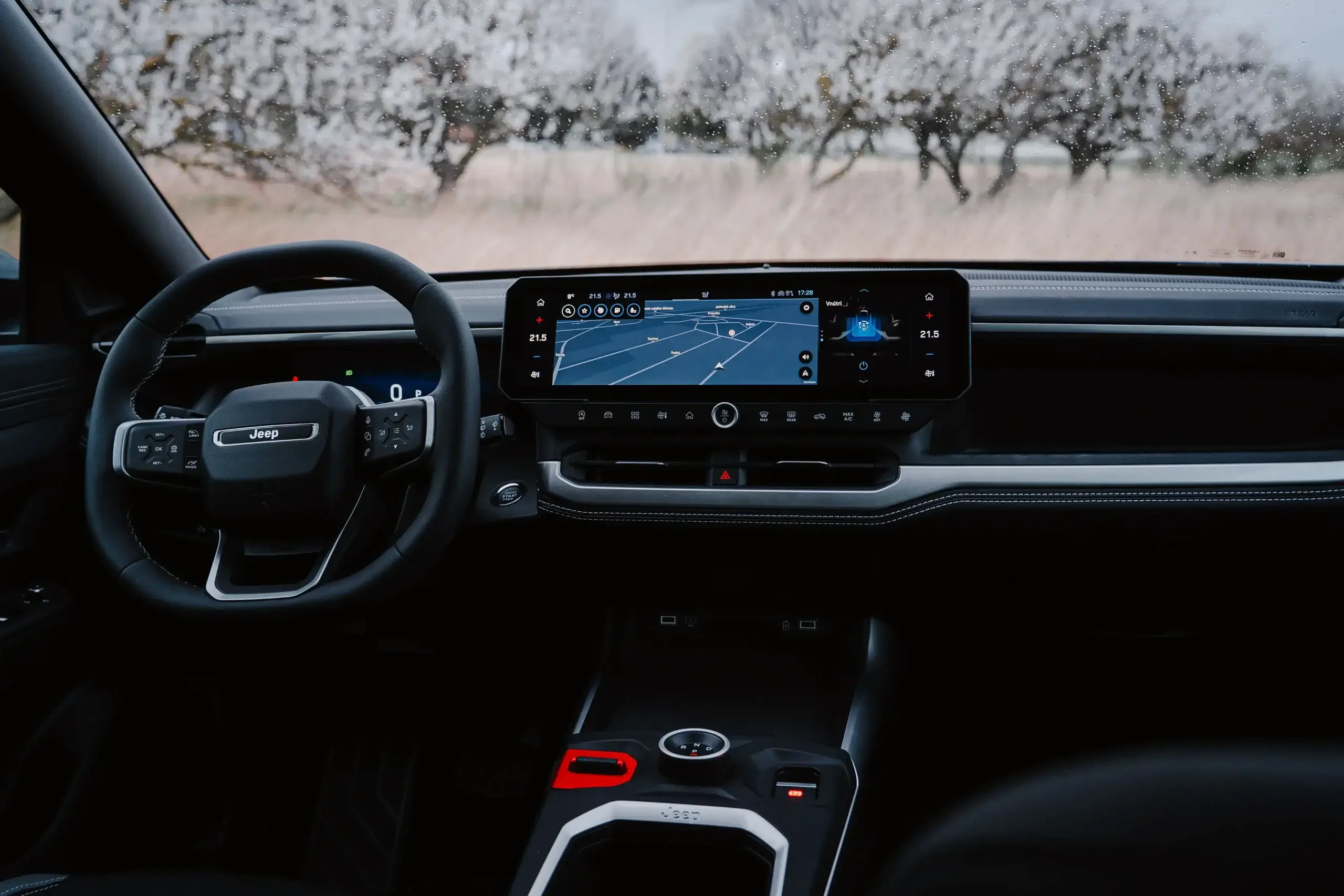 Interiér Nového Jeep Compass s digitálnym kokpitom, prehľadným infotainmentom v slovenčine a navigáciou TomTom – moderný dizajn s červeným akcentom radiacej páky