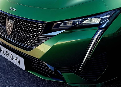 Peugeot 308 v tmavozelenej metalíze – detail prednej masky s novým logom leva