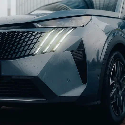 Detail prednej masky a charakteristických LED svetiel sivého SUV Peugeot 3008 v ponuke BEGAM Trnava