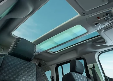 Panoramatická presklená strecha Peugeot Rifter – pohľad z interiéru rodinného vozidla
