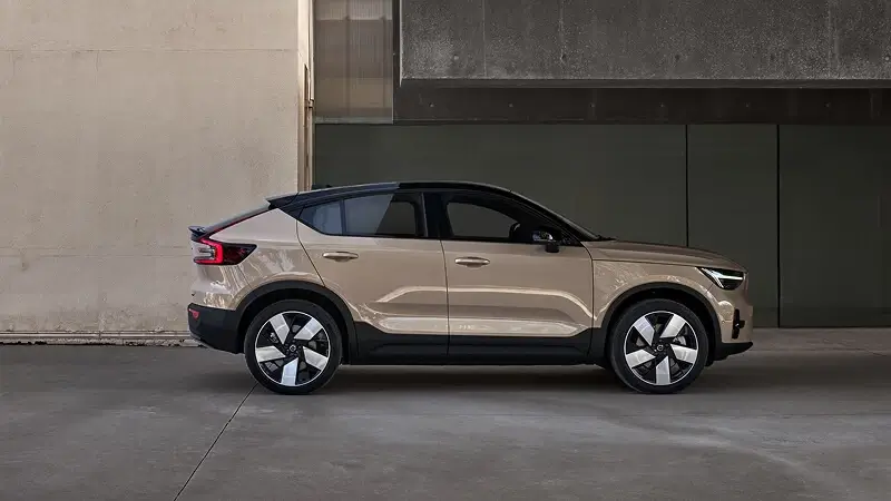 Bočný profil Volvo EC40 v zlatistej farbe so spustenou líniou strechy – elegantné plne elektrické SUV kupé