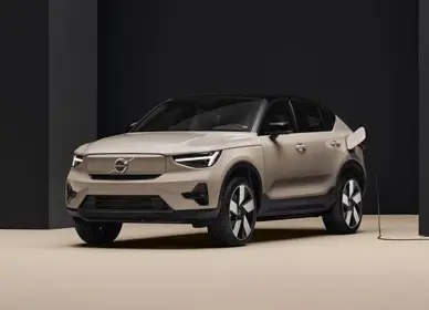 Volvo EC40 v zlatistej farbe – elektrické crossover SUV s dynamickou líniou strechy