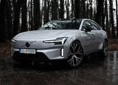Volvo ES90 v striebornej farbe – plne elektrická prémiová limuzína s dlhým dojazdom
