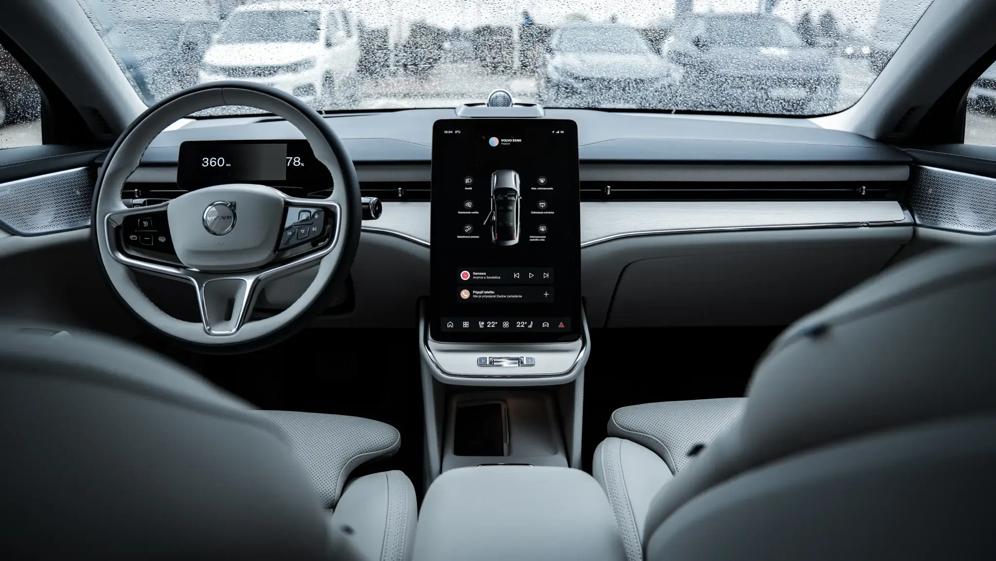 Interiér Volvo ES90 s vertikálnym dotykovým displejom v slovenčine, svetlými koženými sedadlami a digitálnym dojazdom 360 km