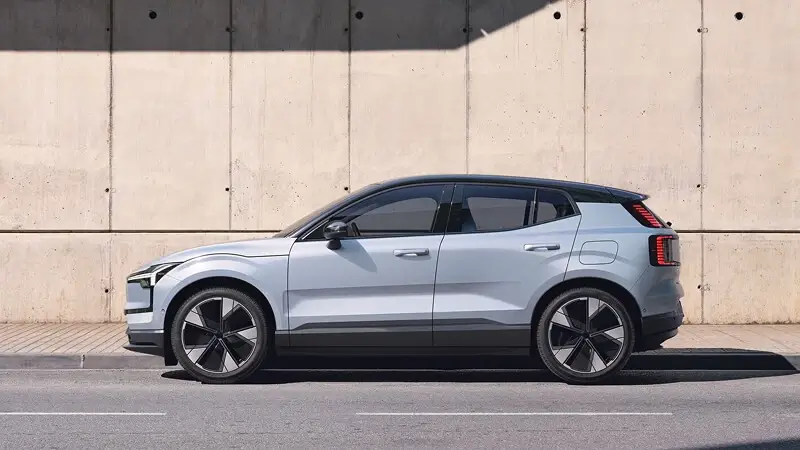 Bočný profil Volvo EX30 s diskami a charakteristickou siluetou kompaktného elektrického SUV