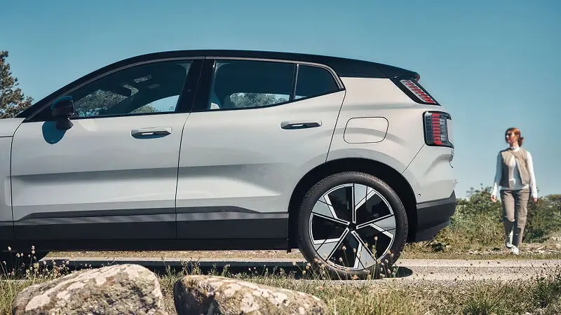 Volvo EX30 v bielej farbe pri pobreží – elektrické SUV vhodné na každodennú jazdu aj víkendové cesty