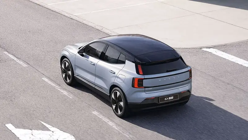 Zadný pohľad na Volvo EX30 v mestskej premávke s typickými vertikálnymi LED svetlami značky Volvo
