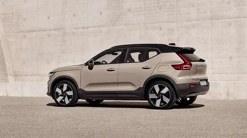 Bočný profil Volvo EX40 v béžovej farbe – kompaktné mestské elektrické SUV s 20-palcovými diskami