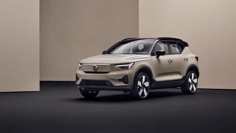 Volvo EX40 v béžovej farbe v štúdiovom prostredí – plne elektrické SUV s vysokým dojazdom