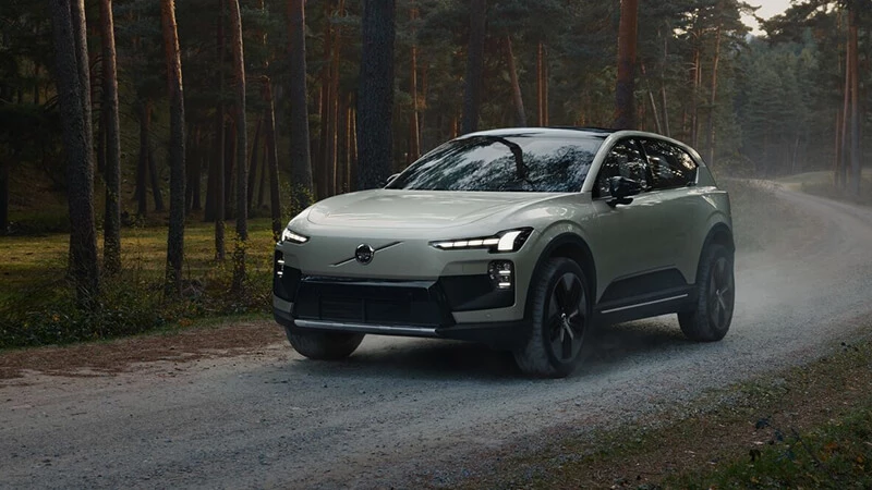 Zelené Volvo EX60 v lesnom prostredí – nové elektrické SUV so škandinávskym minimalizmom za dostupnú cenu v BEGAM Trnava