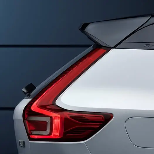Detail charakteristického zadného LED svetla bieleho kompaktného SUV Volvo XC40 v ponuke BEGAM Trnava