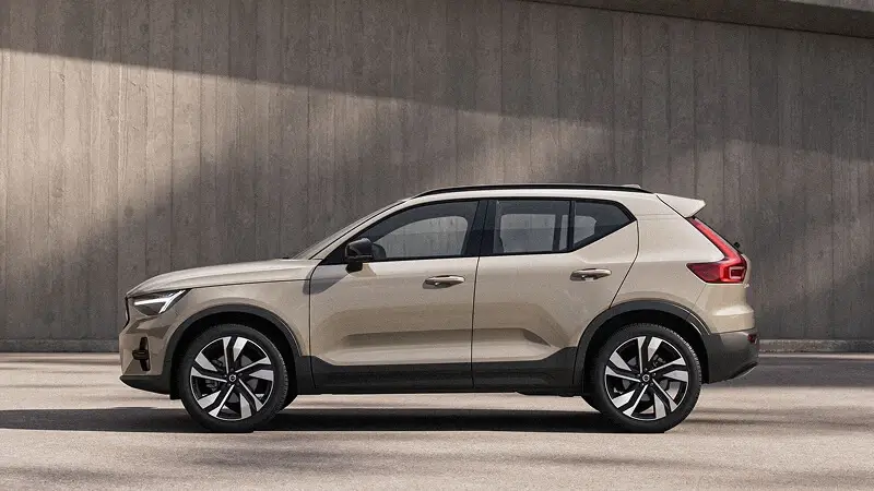 Bočný profil Volvo XC40 v zlatistej farbe – kompaktné mestské SUV so škandinávskym dizajnom