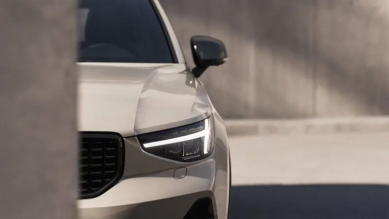 Detail predných LED svetiel Volvo XC40 v tvare Thorovho kladiva na zlatistej karosérii