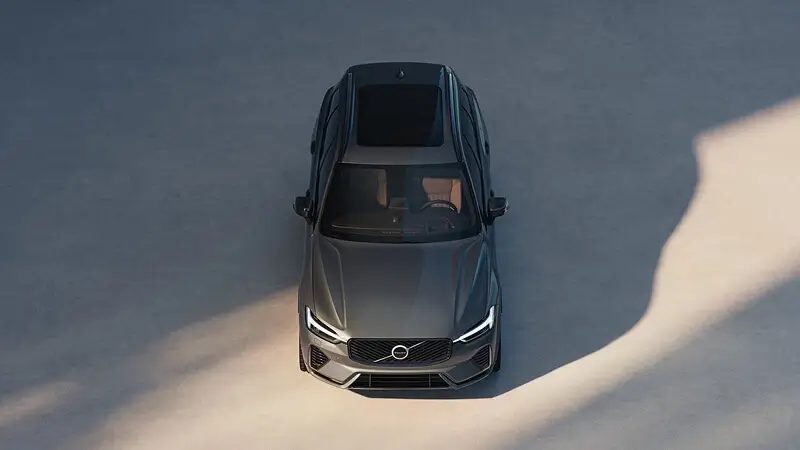 Volvo XC60 v tmavosivej farbe z vtáčieho pohľadu – panoramatická strecha a vyvážené proporcie stredne veľkého SUV
