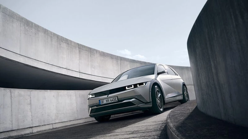 Strieborný Hyundai Ioniq 5 s pixelovými LED svetlami na zatočenej betónovej rampe