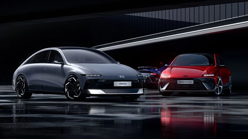 Porovnanie sivého Hyundai Ioniq 6 a červeného Ioniq 6 N Line stojacich vedľa seba