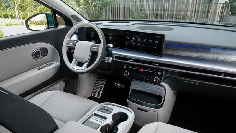 Svetlý interiér Hyundai Ioniq 9 so zakriveným panoramatickým displejom a ambientným osvetlením palubnej dosk