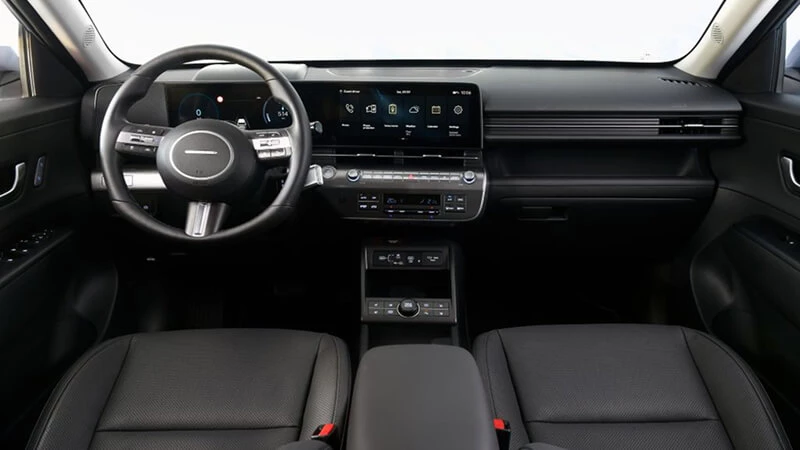 Interiér Hyundai Kona s dvojitým panoramatickým displejom a digitálnym prístrojovým štítom