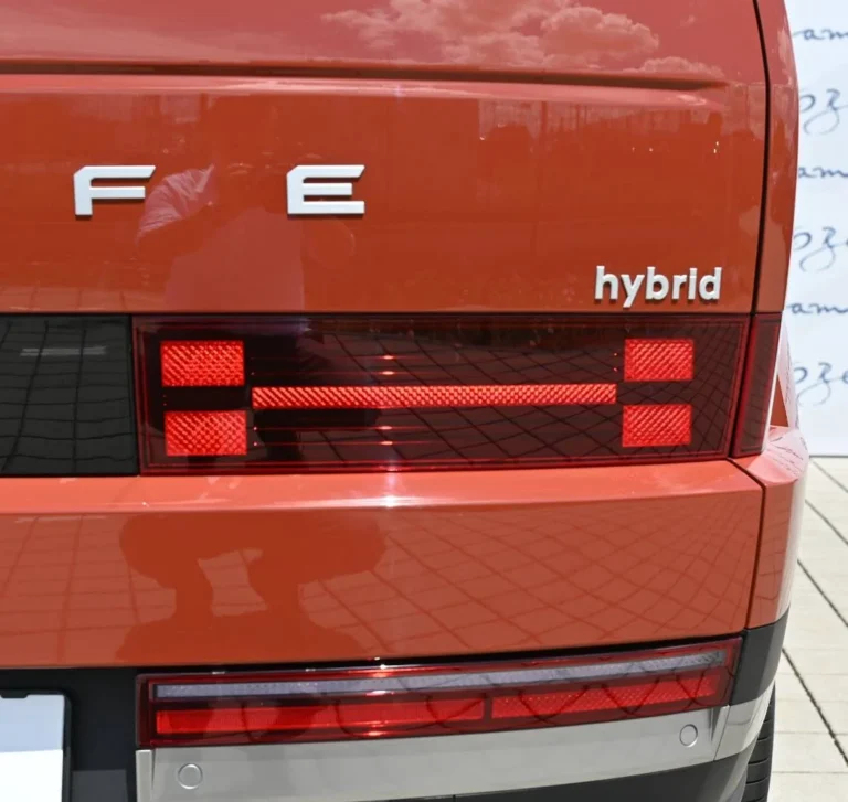 Hyundai Santa Fe PREMIUM 5S 4X4 1,6T-GDi HEV MY2025 | Begam Trnava