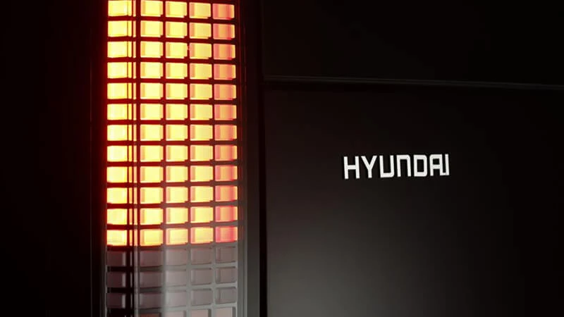 Detail rozsvieteného pixelového zadného svetla Hyundai Staria s nápisom Hyundai