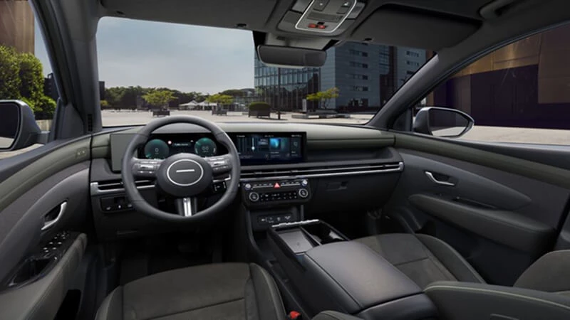 Kokpit Hyundai Tucson so zakriveným panoramatickým displejom a trojramenným volantom