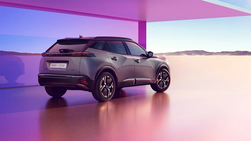 Peugeot 2008 GT zozadu – zadná časť SUV s čiernym difúzorom a nápisom Peugeot na kufri