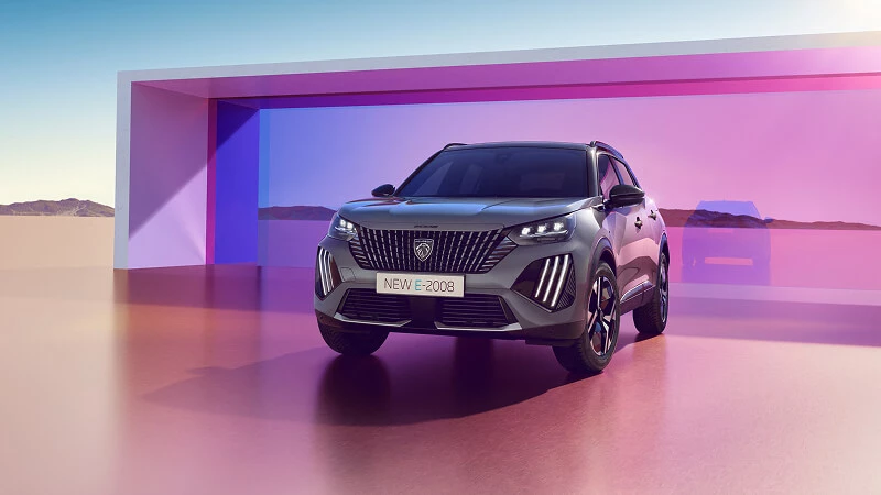Peugeot 2008 spredu – bezrámová maska chladiča s logom leva a trojicou LED pazúrov