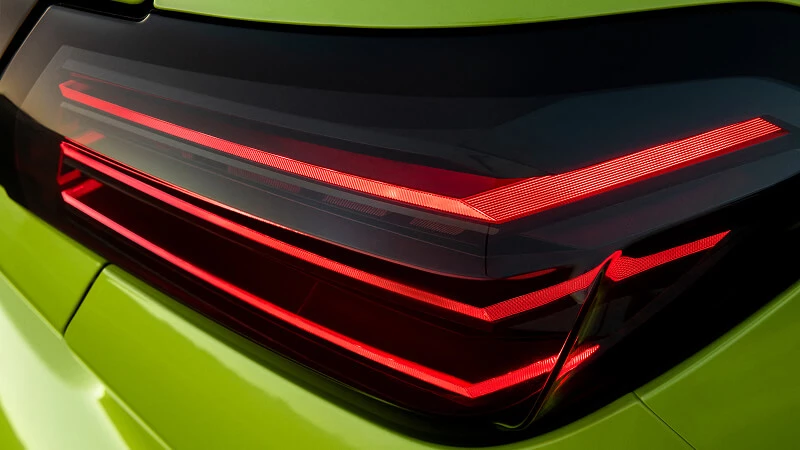 Detail zadného LED svetla Peugeot 208 s tromi červenými pazúrmi