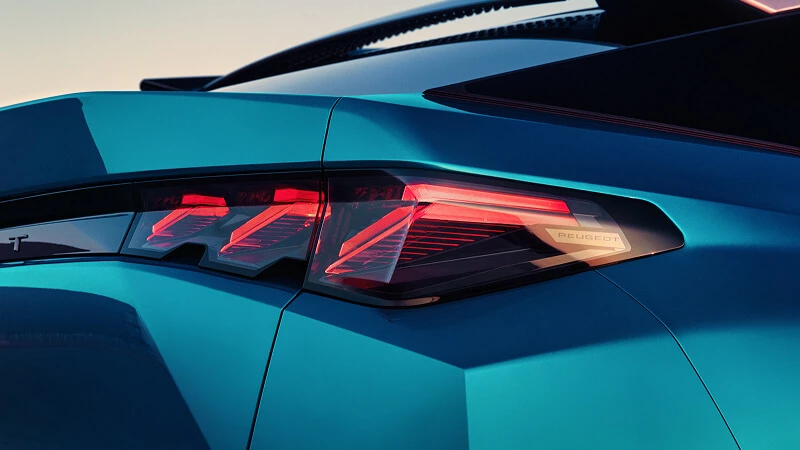 Detail zadného LED svetla Peugeot 3008 – tri červené pazúre na tyrkysovej karosérii