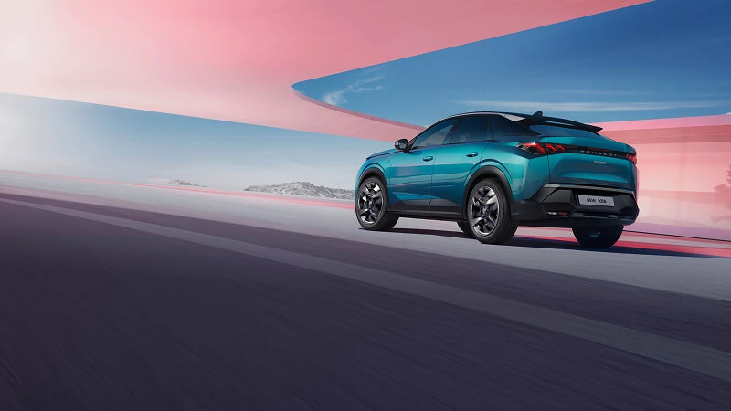 Peugeot 3008 zozadu – splývavá záď fastback SUV so strešným spojlerom a čiernym difúzorom
