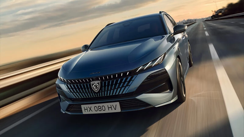 Peugeot 308 SW v jazde po diaľnici – predná maska kombi s podsvietenými lamelami a LED svetlami