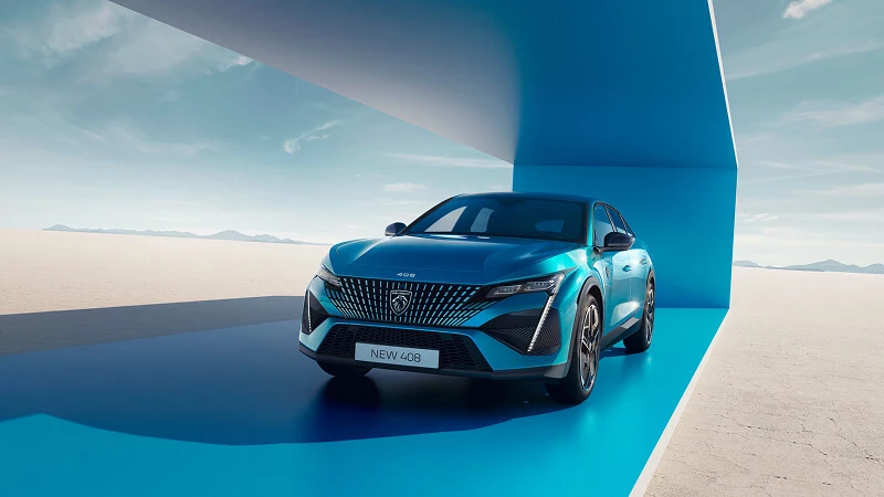 Peugeot 408 spredu – kupé crossover v tyrkysovo modrej farbe s maskou v odtieni karosérie