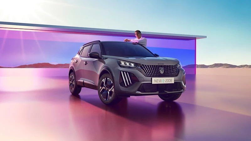 Peugeot E-2008 – elektrické kompaktné SUV v sivej farbe s čiernou strechou