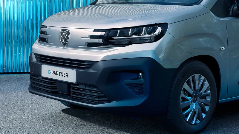 Detail prednej časti Peugeot E-Partner – LED svetlomety a maska elektrickej dodávky s logom leva