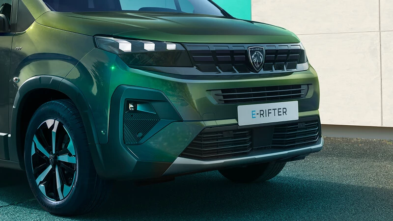 Detail prednej časti Peugeot E-Rifter – čierna maska s logom leva a LED denné svetlá nad nárazníkom