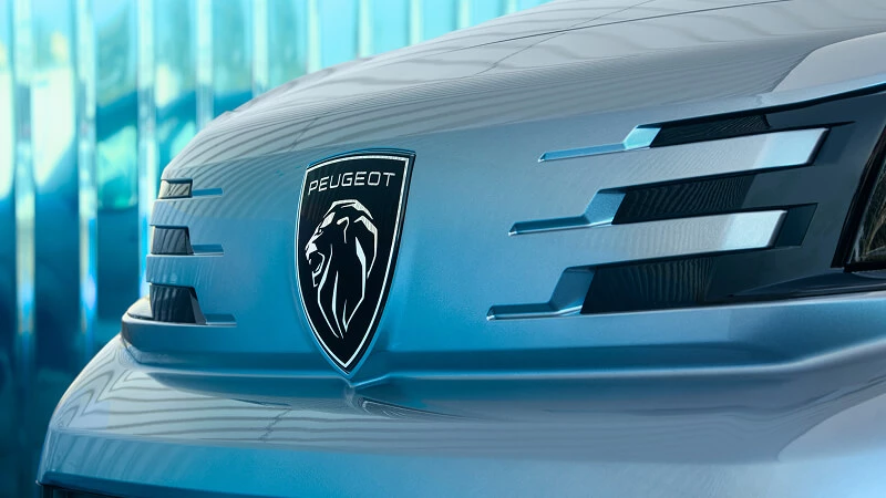 Detail prednej kapoty Peugeot Expert – čierny štít s logom leva a chrómované lamely masky