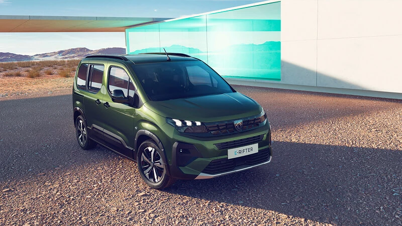 Peugeot Rifter v zelenej farbe – viacúčelové rodinné vozidlo s posuvnými zadnými dverami