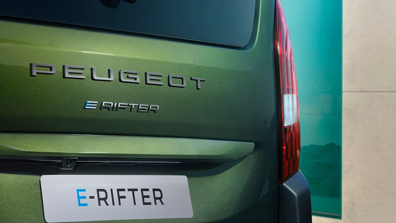 Detail zadných výklopných dverí Peugeot E-Rifter – nápis Peugeot a zadné svetlo na zelenej karosérii