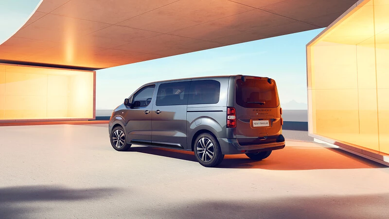 Peugeot Traveller zozadu – zadná časť 8-miestneho minibusu s presklenými výklopnými dverami