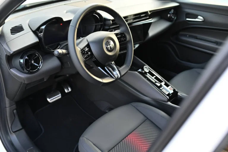 Alfa Romeo Junior 1.2T Hybrid 145k 6AT SPECIALE | Begam Trnava