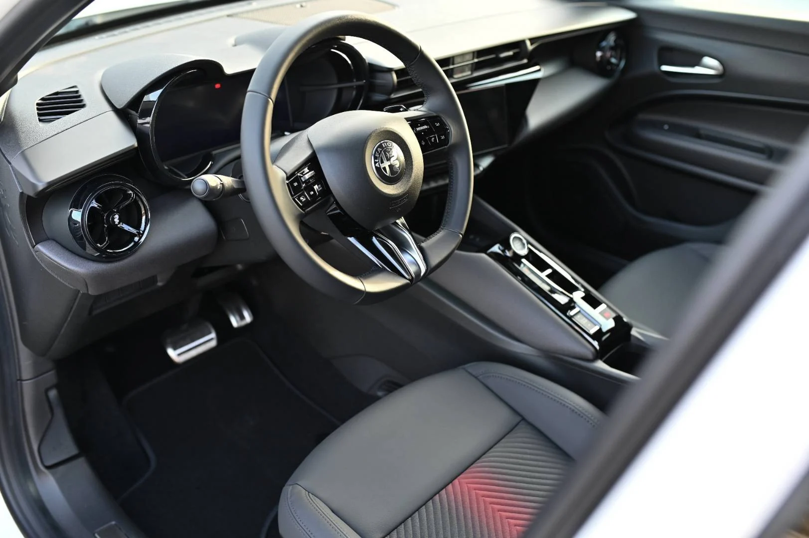 Alfa Romeo Junior 1.2T Hybrid 145k 6AT SPECIALE | Begam Trnava