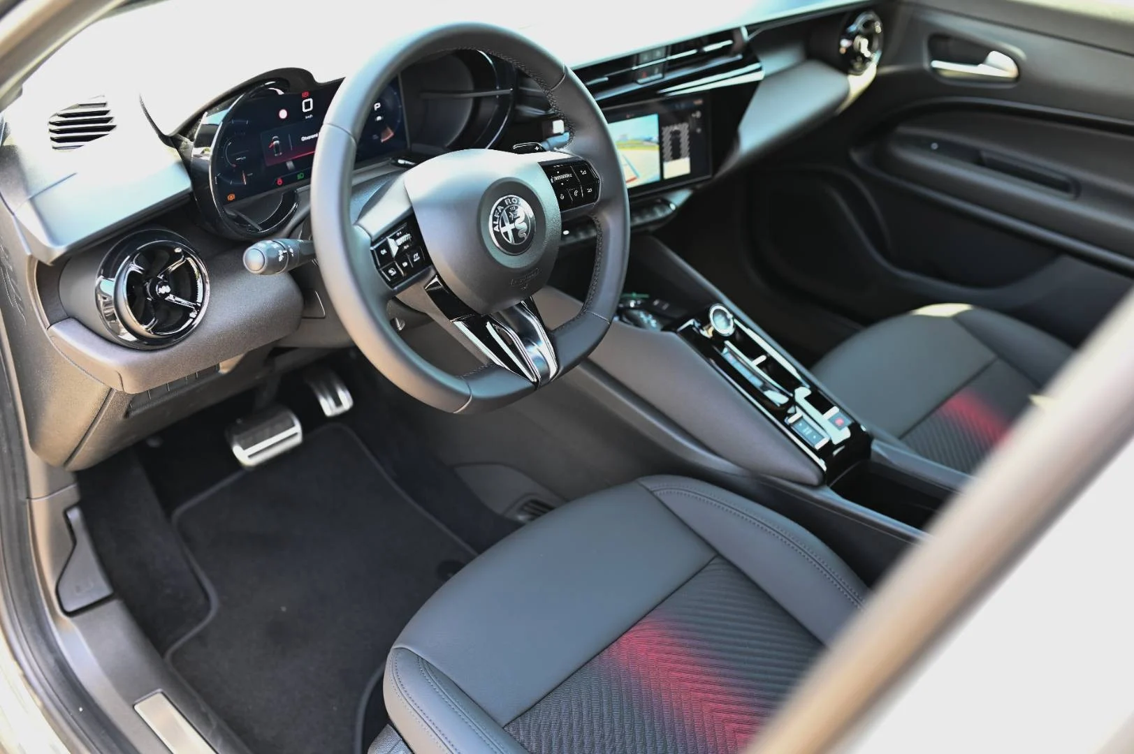 Alfa Romeo Junior 1.2T Hybrid 145k 6AT SPECIALE | Begam Trnava