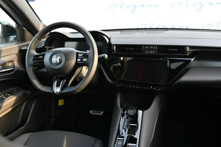 Alfa Romeo Junior 1.2T Hybrid 145k 6AT SPECIALE | Begam Trnava