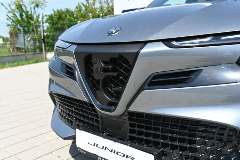 Alfa Romeo Junior 1.2T Hybrid 145k 6AT SPECIALE | Begam Trnava